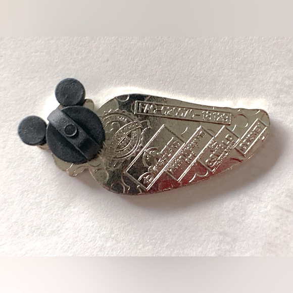 ♦️ 2 for $16♦️Disney’s Oswald Carrot Hidden Mickey Trading Pin - Picture 2 of 2